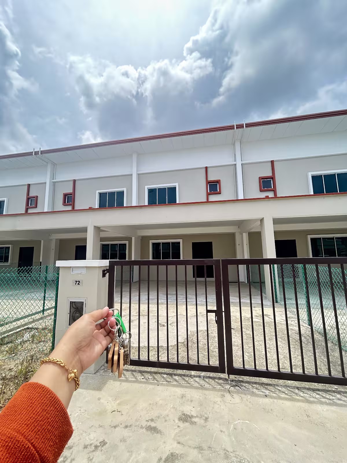Gambar JUNE H. - SANDAKAN PROPERTY AGENT/REAL ESTATE NEGOTIATOR